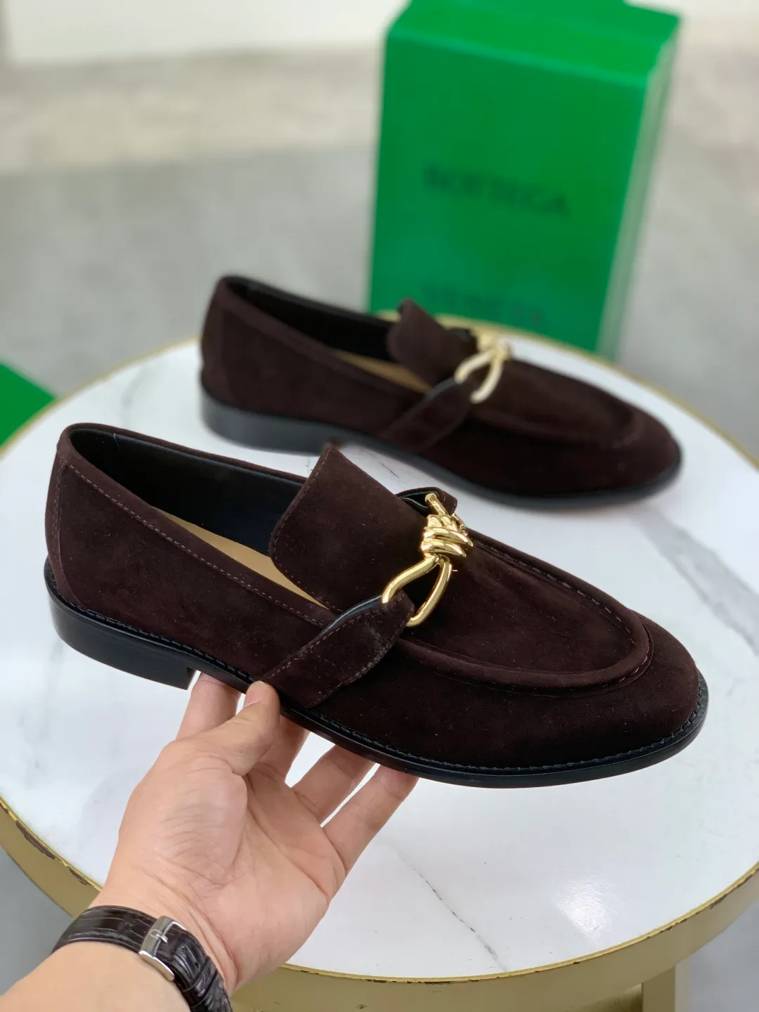 Men's shoes 💰P820 [New model] (genuine leather outsole) water-dyed cow lining 💰High-quality business couple leather shoes 💎💎💎 BOTTEGA VENETA official website synchronizes the latest top version of BV in the market, accept material comparison, shoe type comparison, process comparison, practical and textured, versatile and suitable for any occasion, the more you look at it, the more flavorful it becomes. Purely hand-knitted craftsmanship - Upper material, calfskin imported from Italy 🇮🇹 - High-quality water-dyed cowhide lining - Original private model customized leather outsole -Size: Female 35-39 (40 ordered) Male 39-44 (38 45 can be customized) Color: Multiple colors available